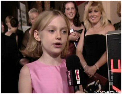 lovely-dakota-emmy-awards-2003-09-21-53.jpg