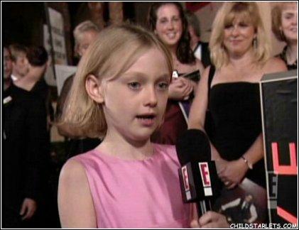lovely-dakota-emmy-awards-2003-09-21-54.jpg