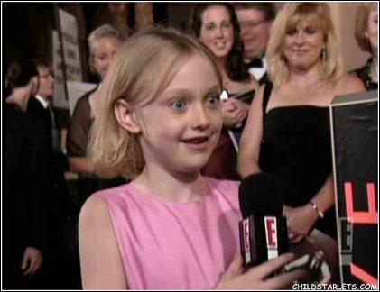 lovely-dakota-emmy-awards-2003-09-21-55.jpg