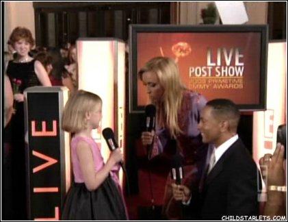 lovely-dakota-emmy-awards-2003-09-21-57.jpg