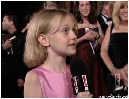lovely-dakota-emmy-awards-2003-09-21-58.jpg