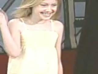 lovely-dakota-mtv-red-carpet-2005-06-04-02.jpg