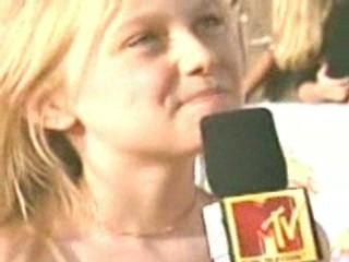 lovely-dakota-mtv-red-carpet-2005-06-04-35.jpg