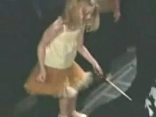 lovely-dakota-mtv-show-2005-06-04-07.jpg