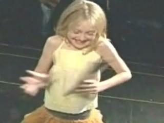 lovely-dakota-mtv-show-2005-06-04-16.jpg