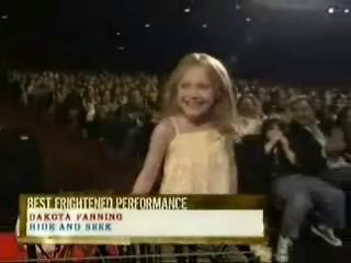 lovely-dakota-mtv-speech-2005-06-04-020.jpg