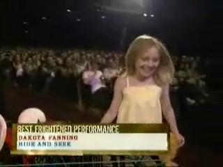 lovely-dakota-mtv-speech-2005-06-04-021.jpg