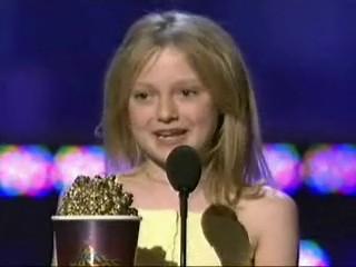 lovely-dakota-mtv-speech-2005-06-04-057.jpg