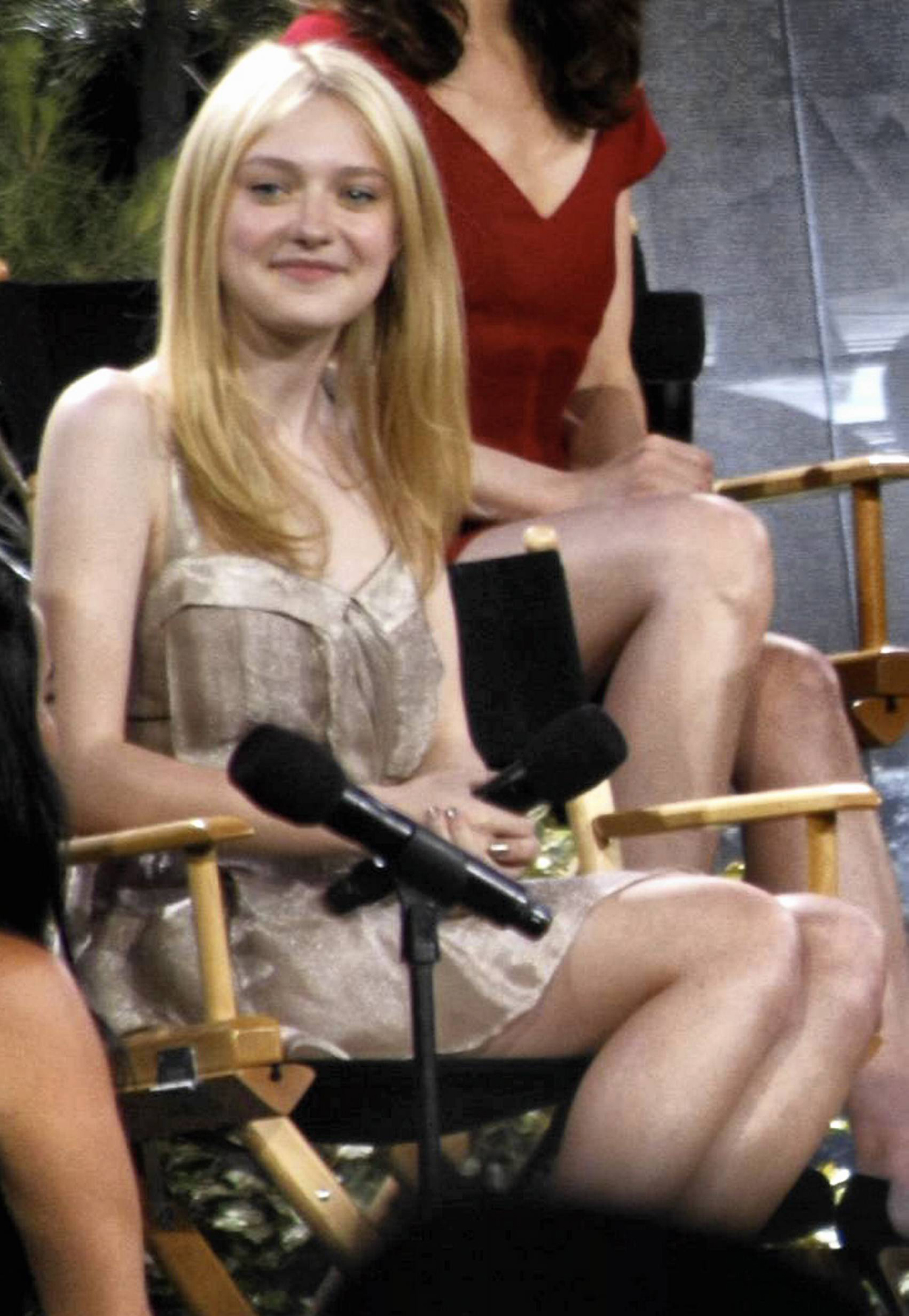 lovely-dakota-jimmy-kimmel-live-061410-p17.jpg