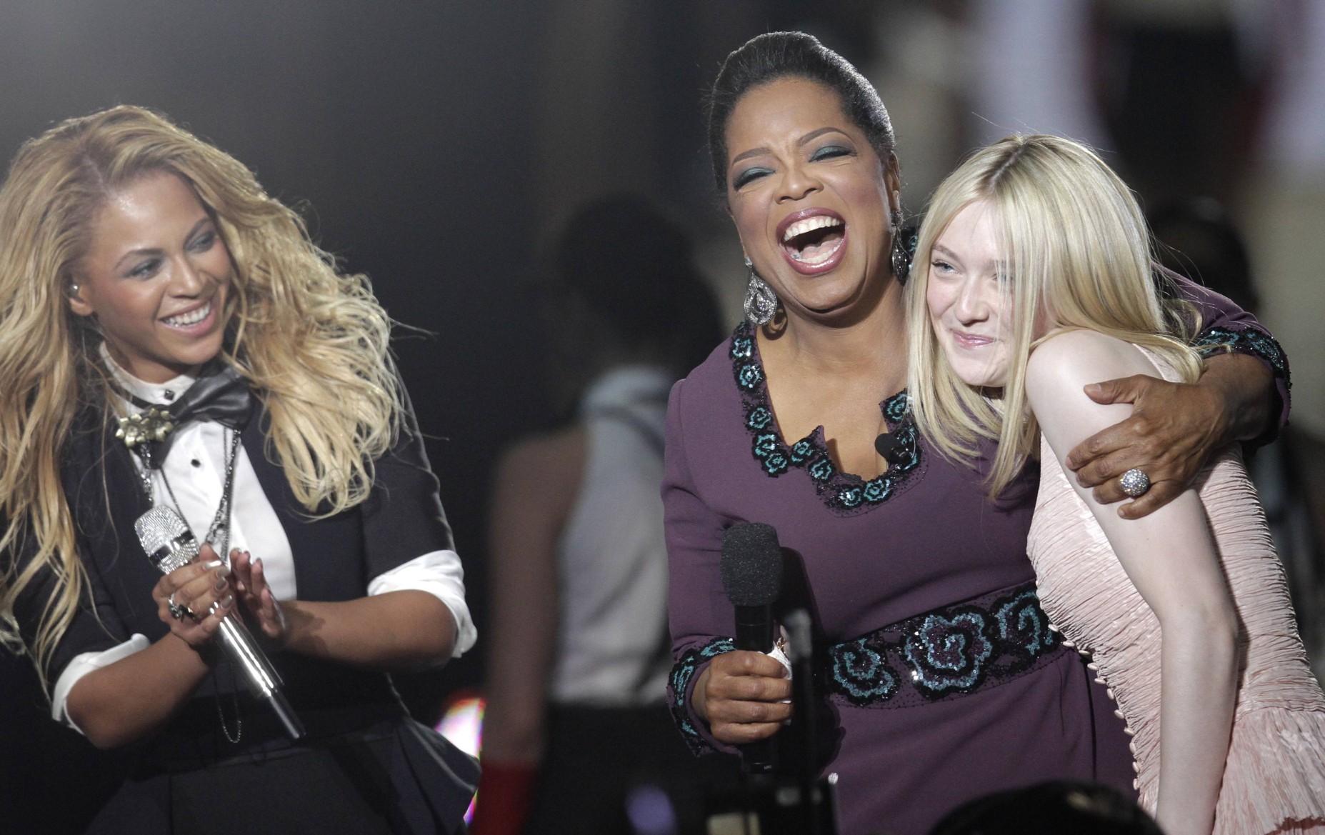 lovely-dakota-oprah-051711-p03.jpg