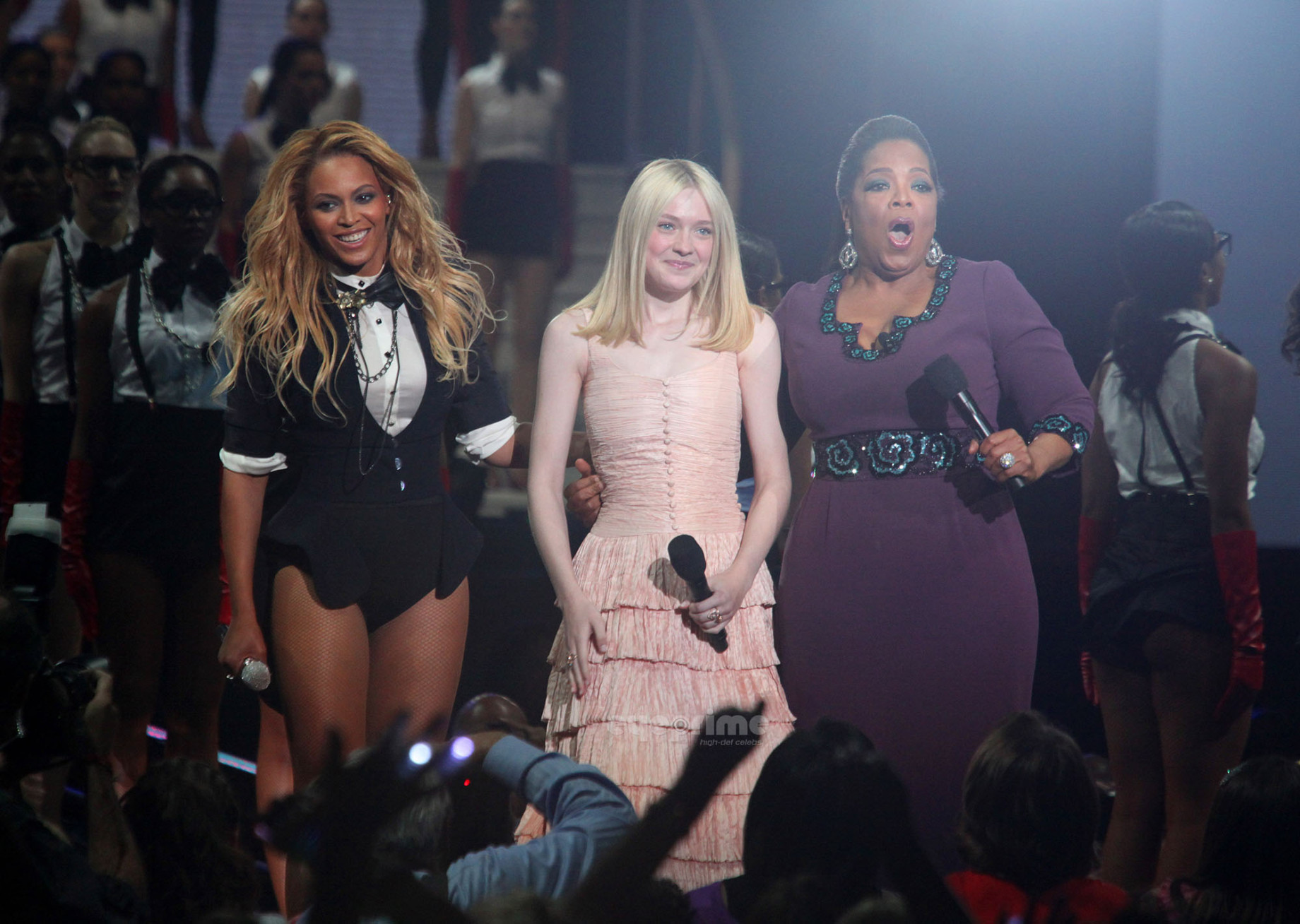 lovely-dakota-oprah-051711-p08.jpg