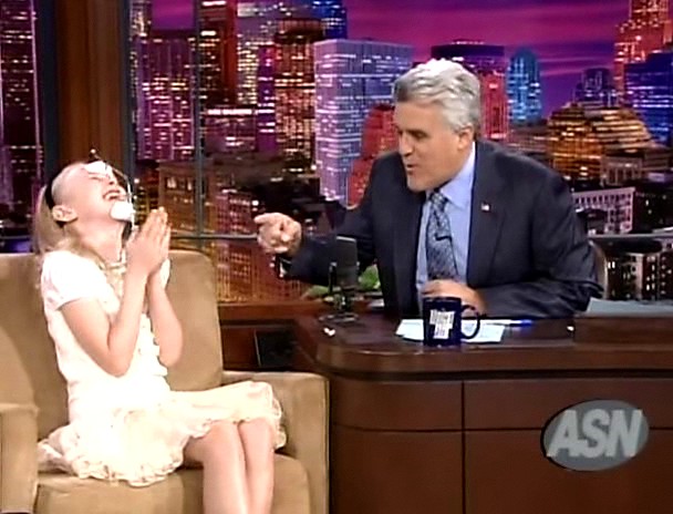 lovely-dakota-tonight-show-101905-033.jpg