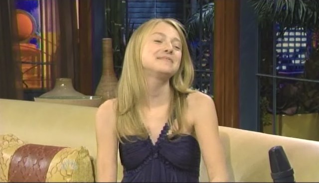 lovely-dakota-tonight-show-101408-024.jpg
