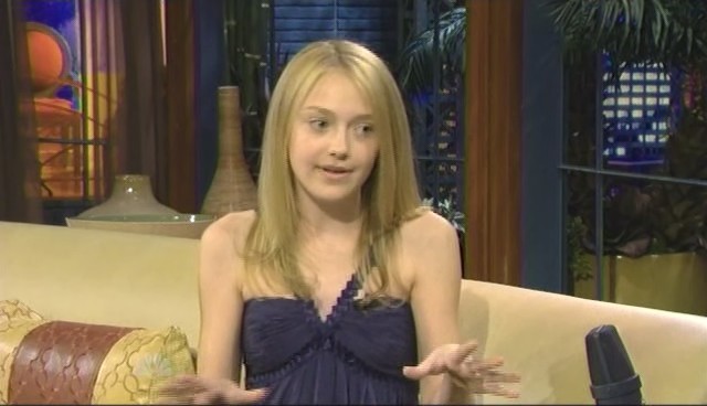 lovely-dakota-tonight-show-101408-044.jpg