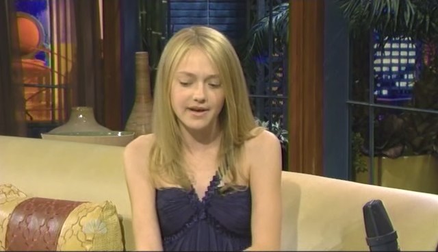 lovely-dakota-tonight-show-101408-055.jpg