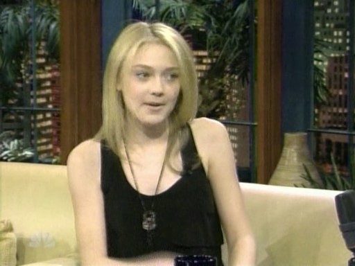 lovely-dakota-tonight-show-012809-018.jpg