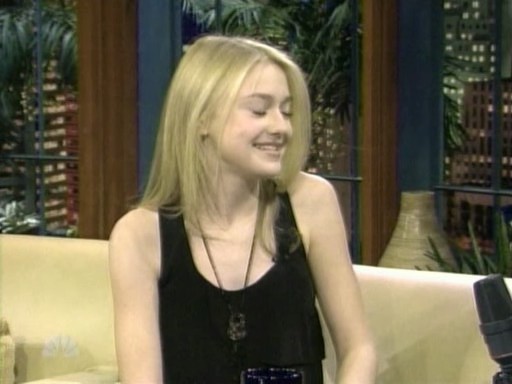 lovely-dakota-tonight-show-012809-022.jpg