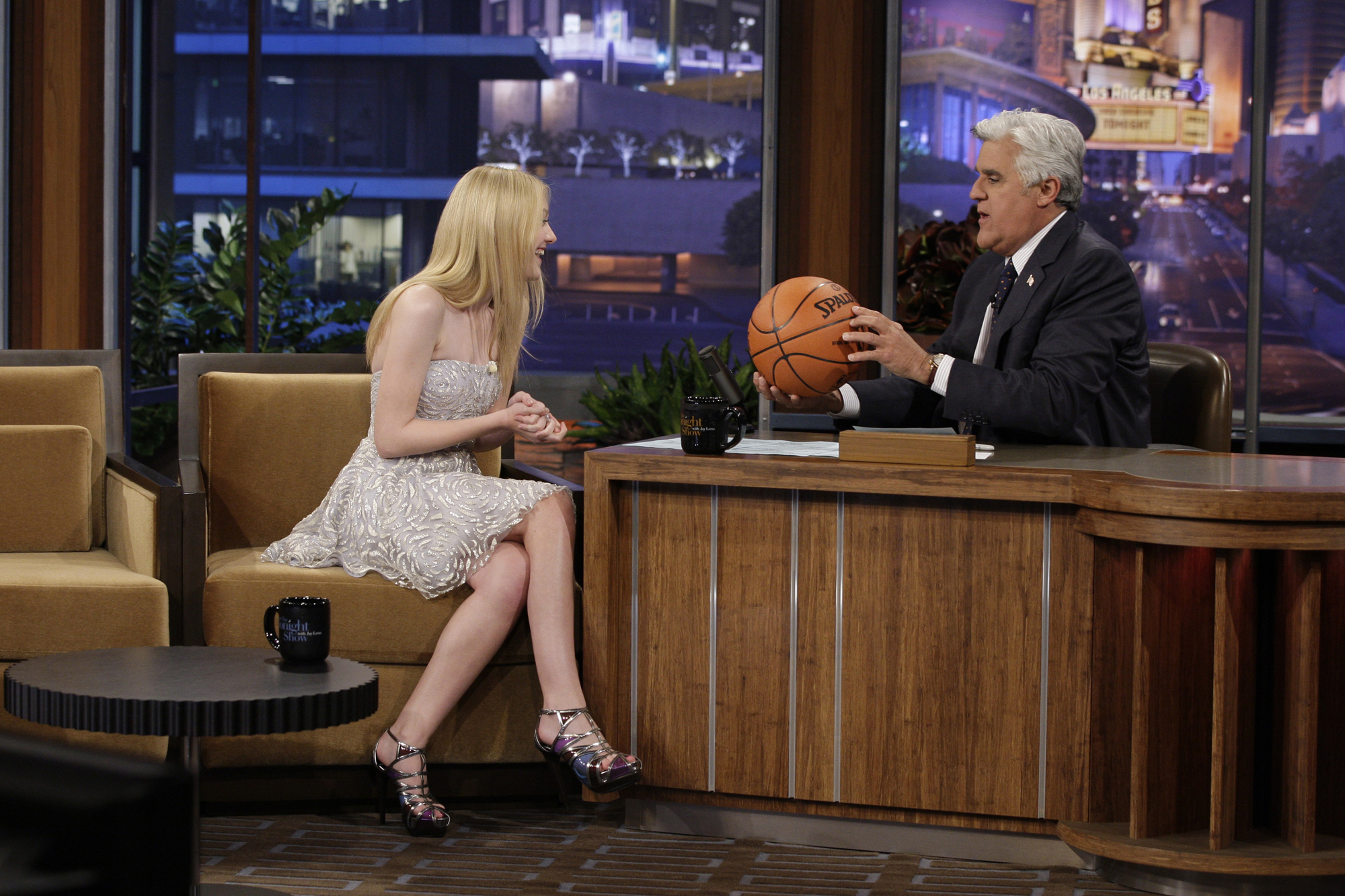 lovely-dakota-tonight-show-062110-p06.jpg