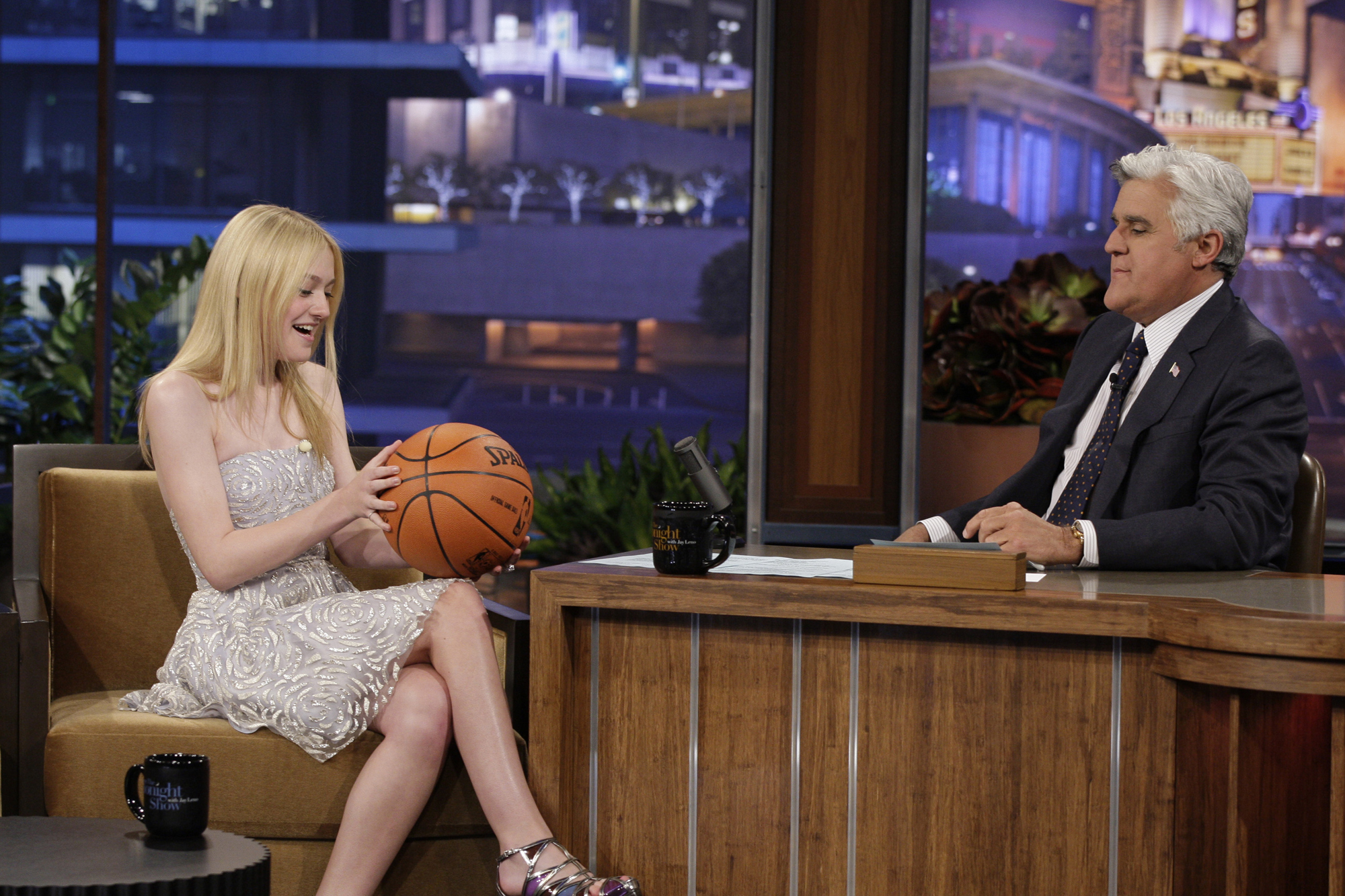 lovely-dakota-tonight-show-062110-p07.jpg