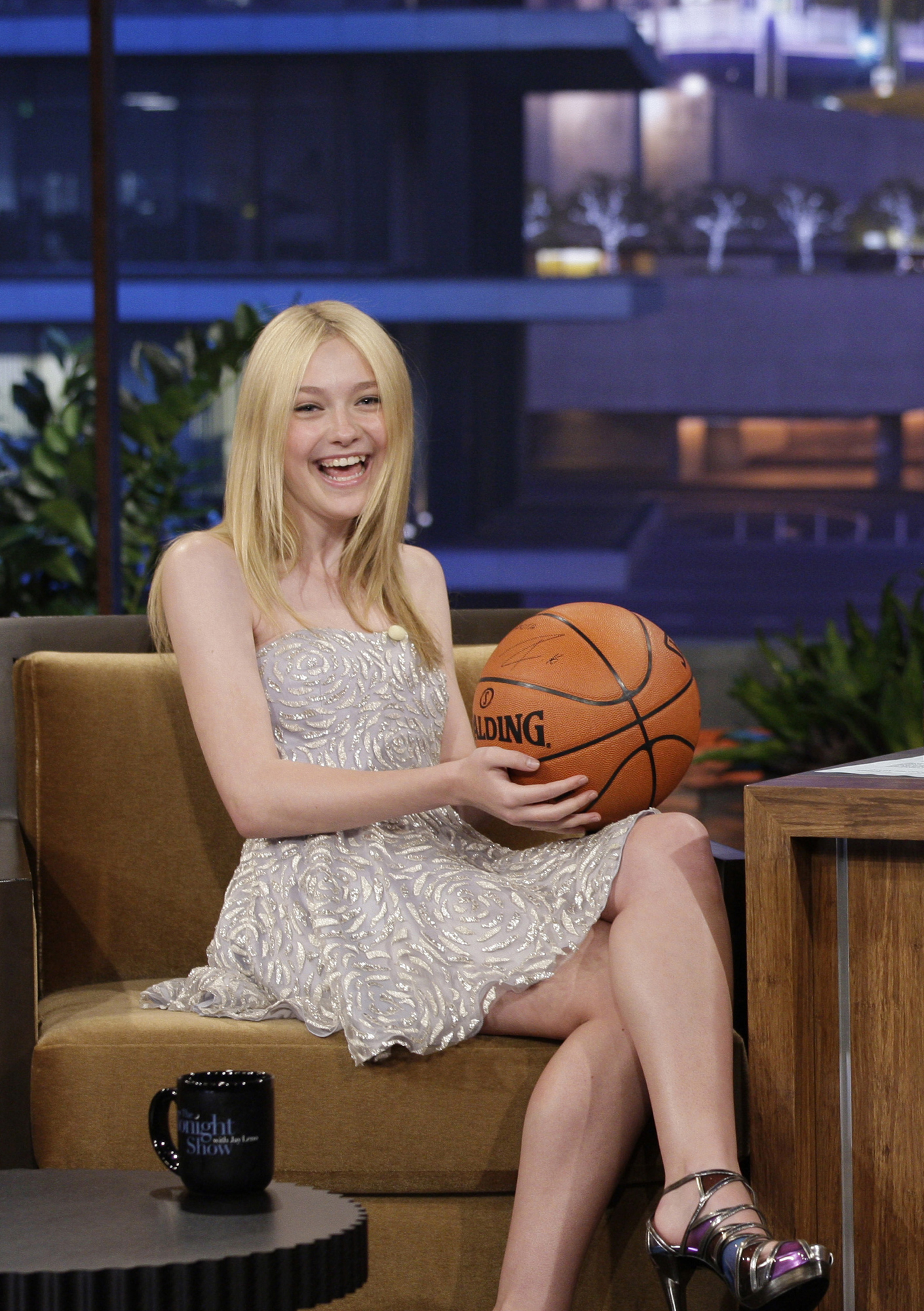 lovely-dakota-tonight-show-062110-p09.jpg