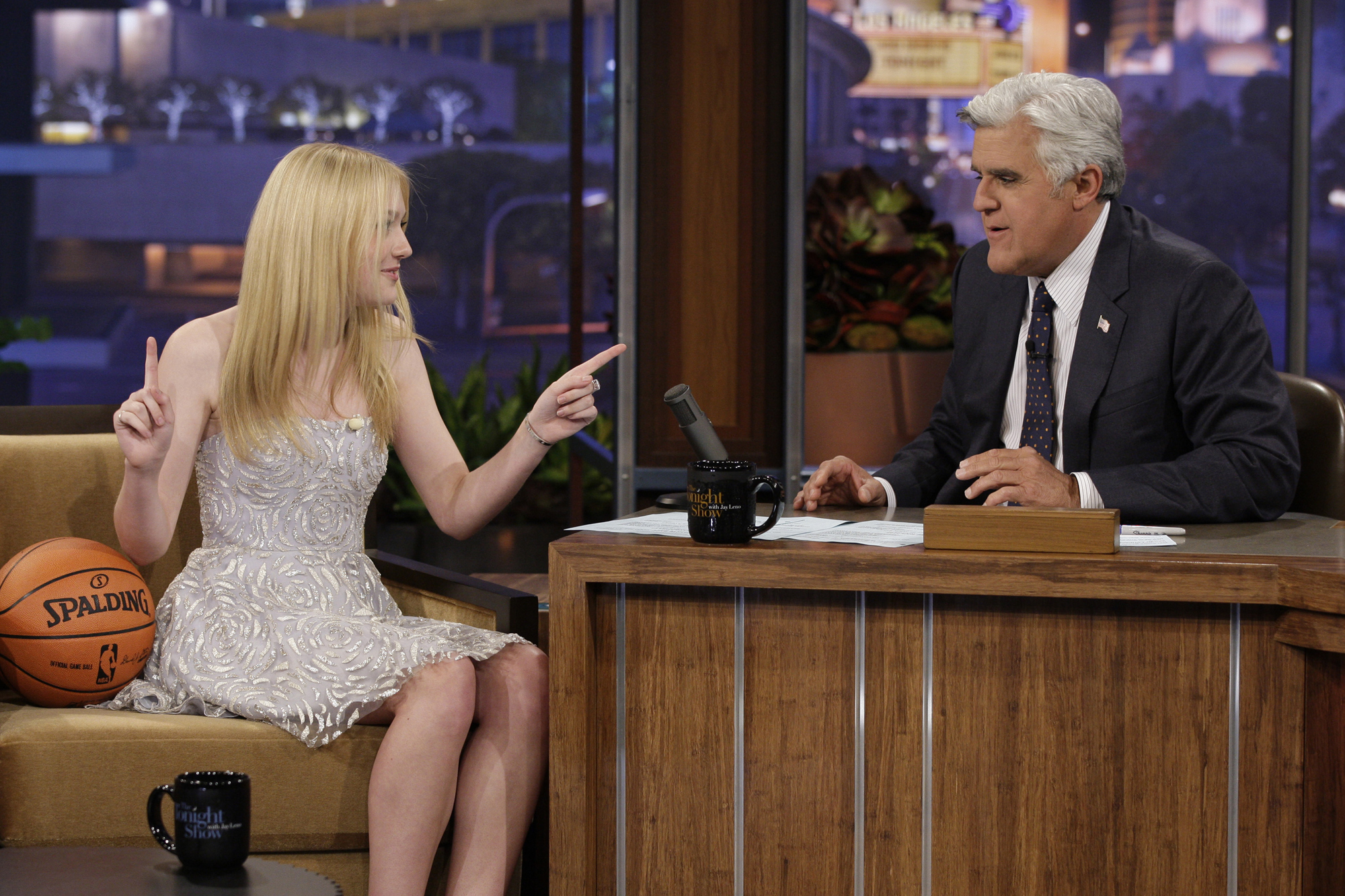 lovely-dakota-tonight-show-062110-p12.jpg