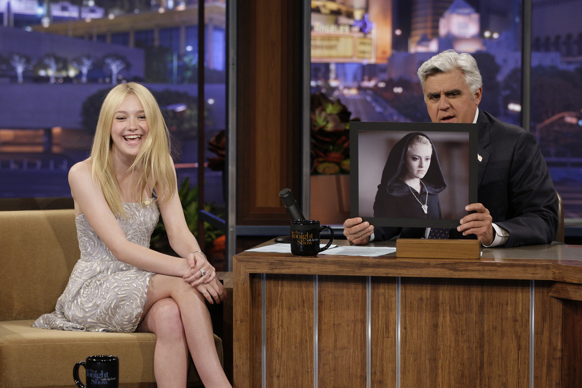 lovely-dakota-tonight-show-062110-p16.jpg