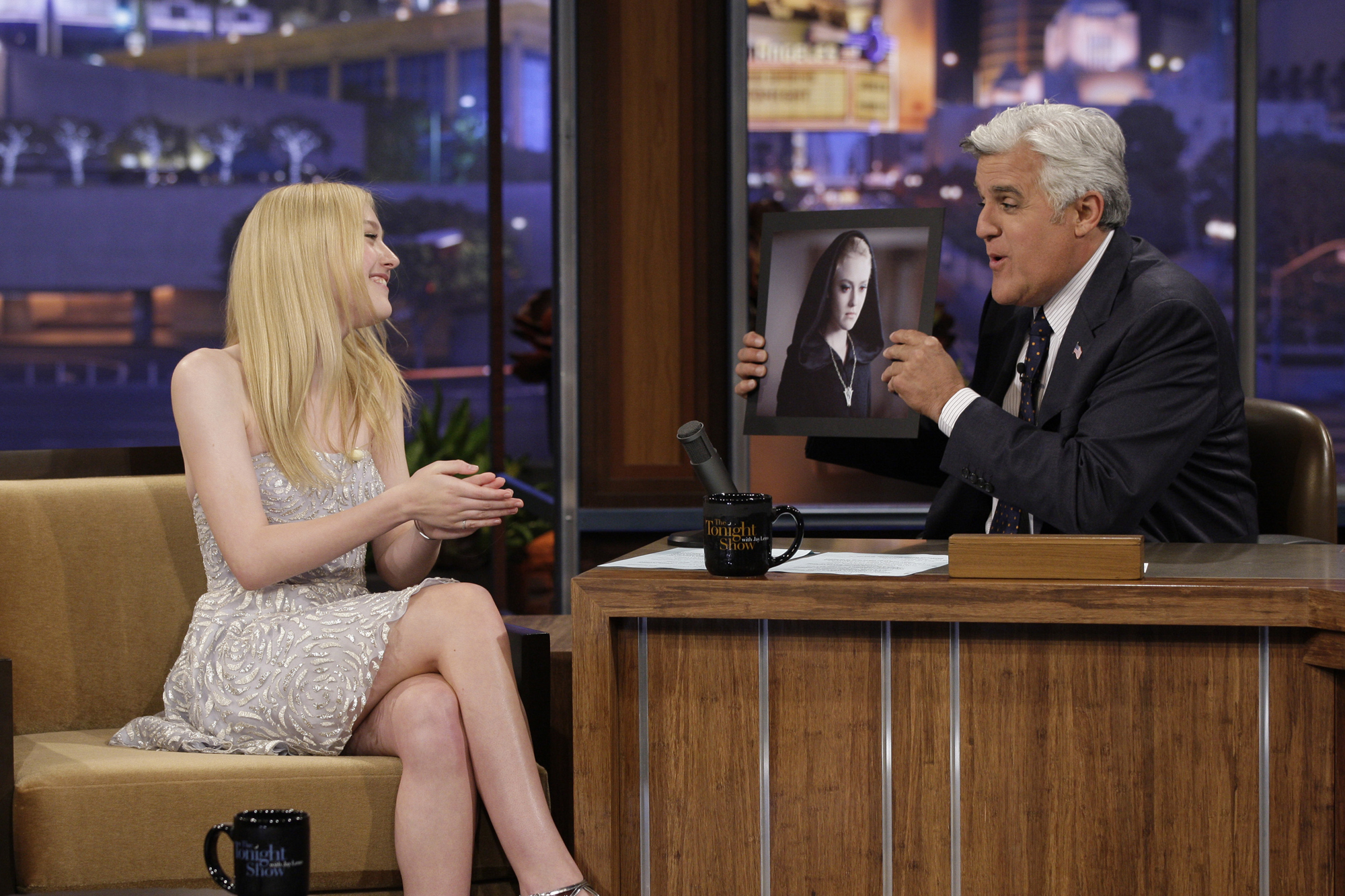 lovely-dakota-tonight-show-062110-p17.jpg